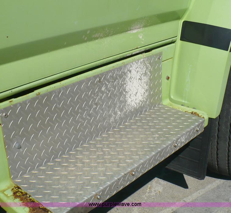 image for item A4871 1985 Ford F800 firetruck