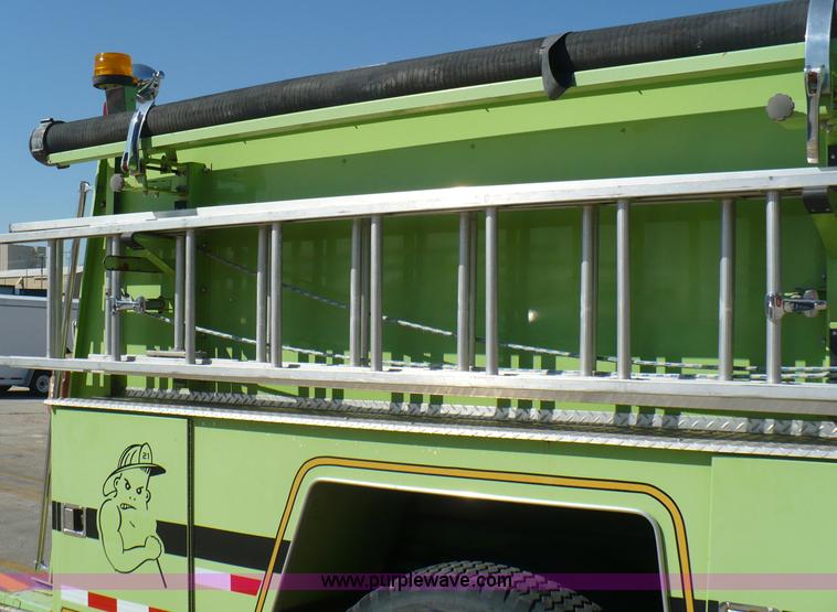 image for item A4871 1985 Ford F800 firetruck