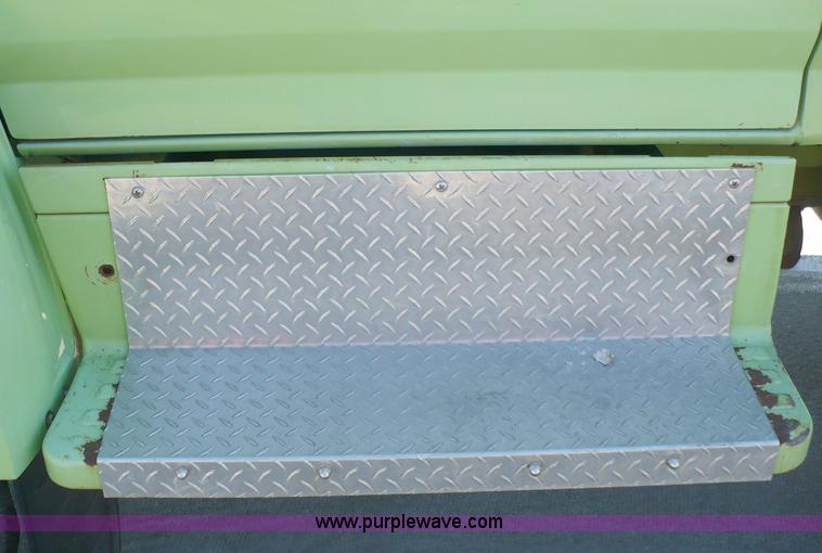 image for item A4871 1985 Ford F800 firetruck