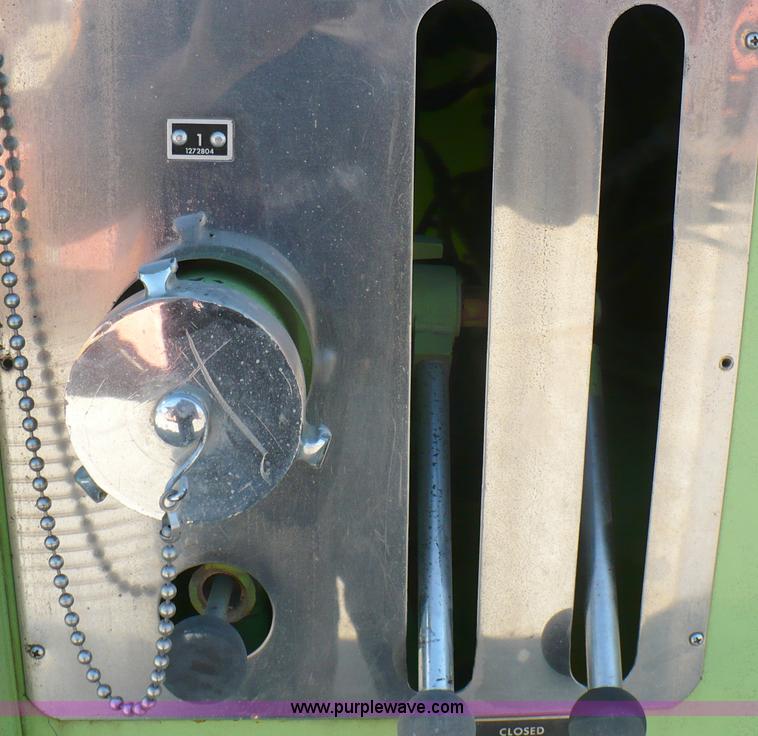 image for item A4871 1985 Ford F800 firetruck