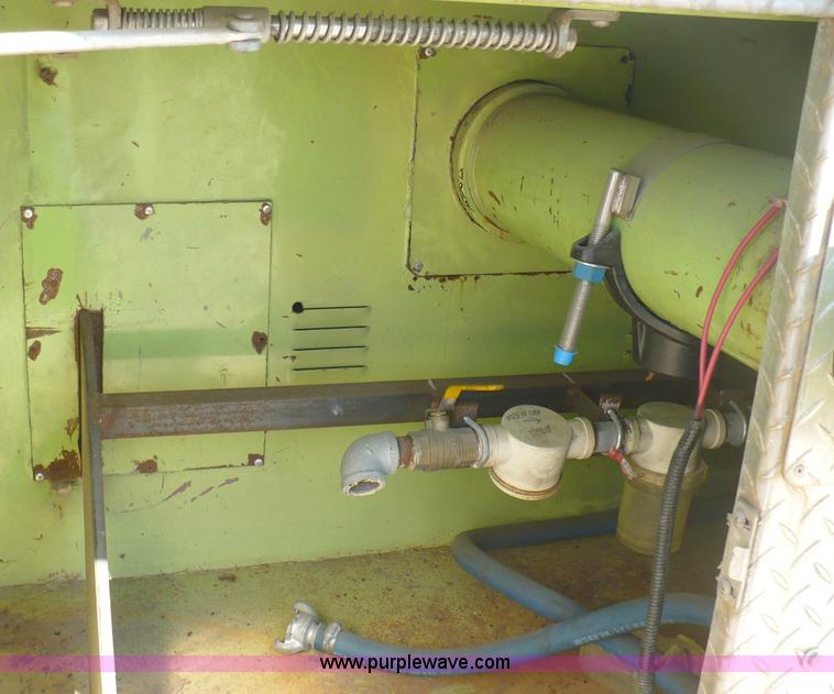 image for item A4871 1985 Ford F800 firetruck