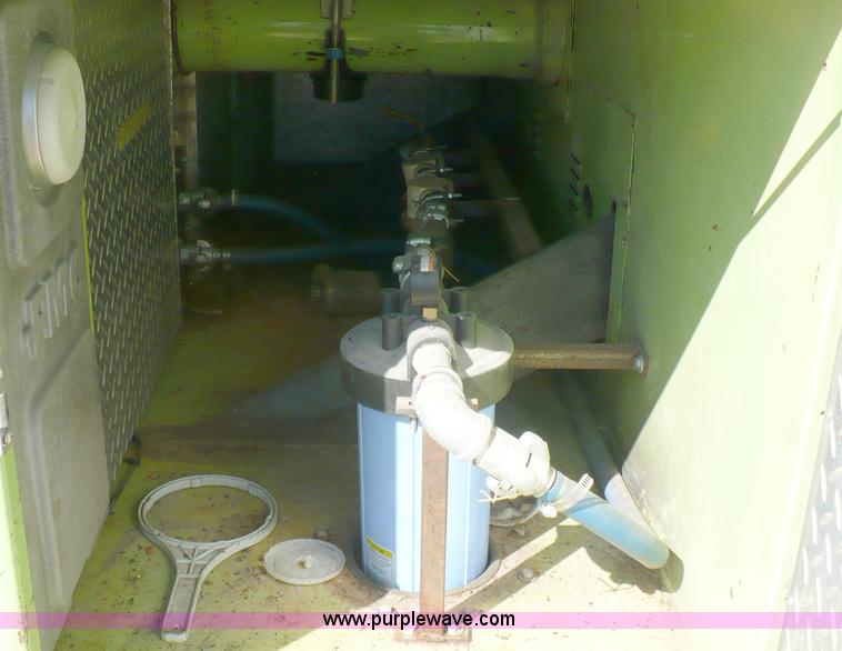 image for item A4871 1985 Ford F800 firetruck