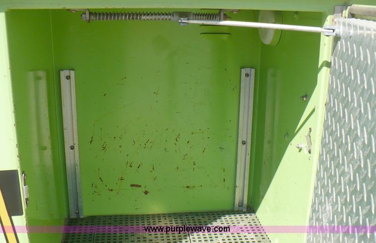 image for item A4871 1985 Ford F800 firetruck