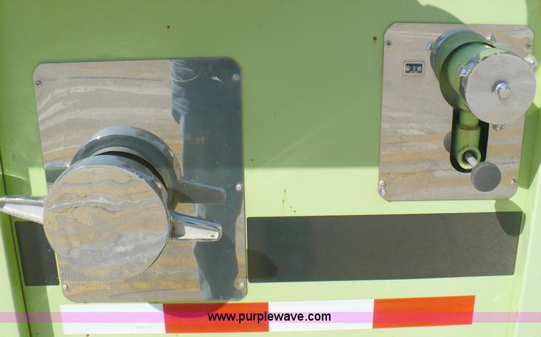 image for item A4871 1985 Ford F800 firetruck