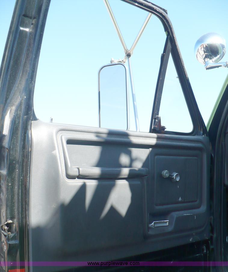 image for item A4871 1985 Ford F800 firetruck