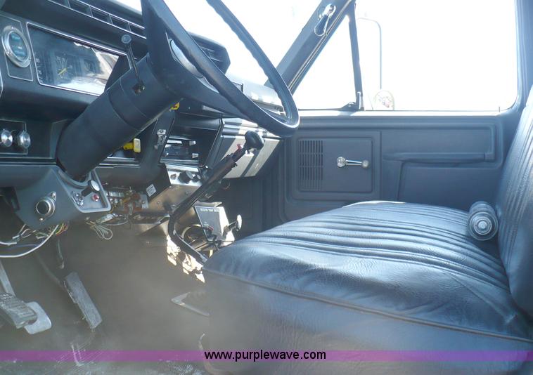 image for item A4871 1985 Ford F800 firetruck