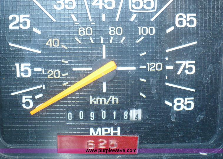 image for item A4871 1985 Ford F800 firetruck