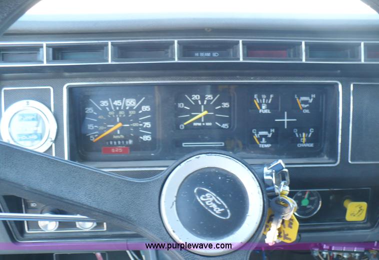 image for item A4871 1985 Ford F800 firetruck