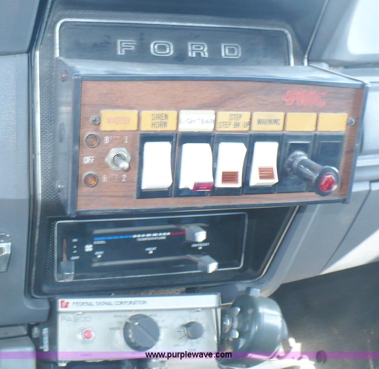 image for item A4871 1985 Ford F800 firetruck