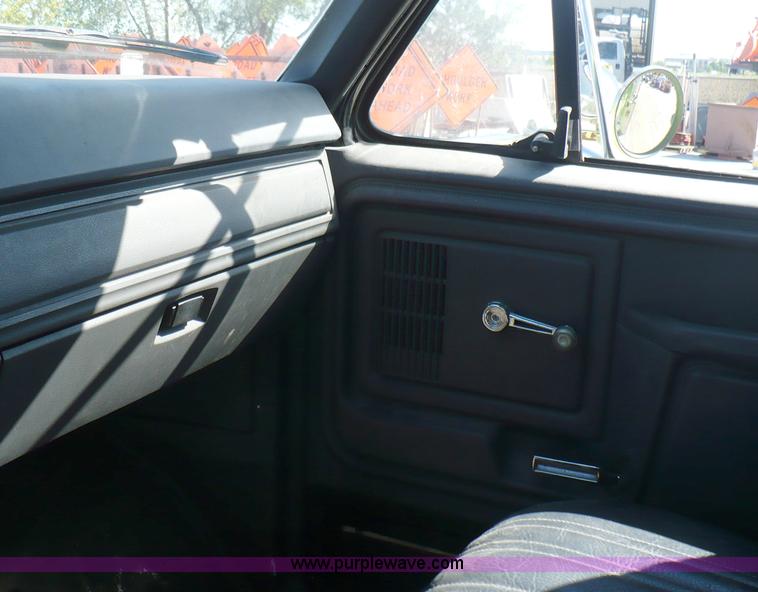 image for item A4871 1985 Ford F800 firetruck