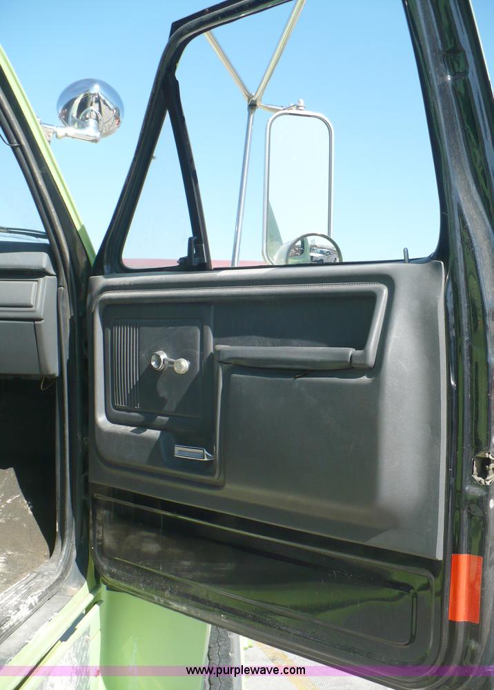 image for item A4871 1985 Ford F800 firetruck