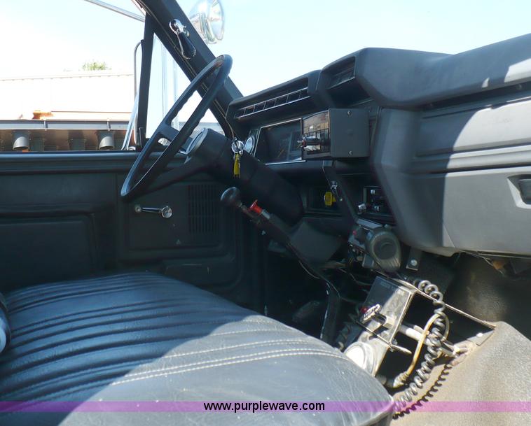 image for item A4871 1985 Ford F800 firetruck