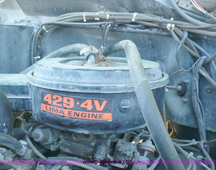 image for item A4871 1985 Ford F800 firetruck