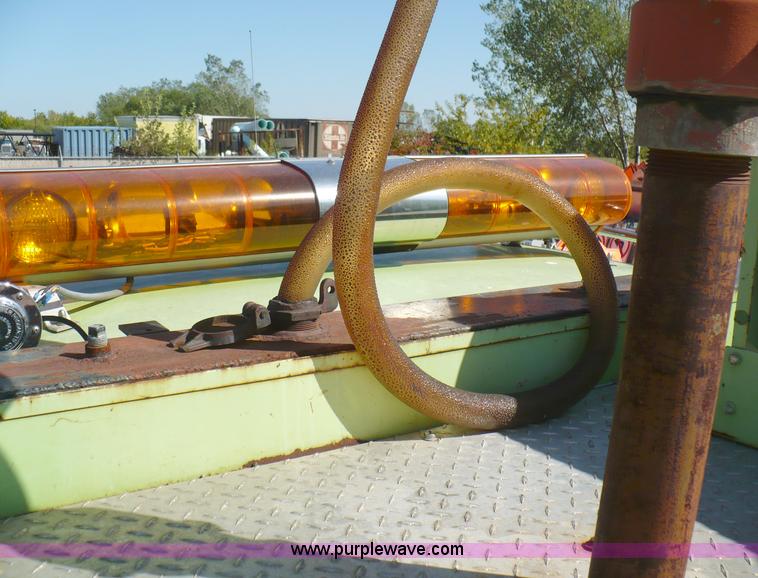 image for item A4871 1985 Ford F800 firetruck