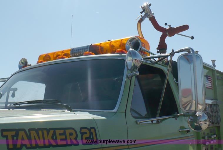 image for item A4871 1985 Ford F800 firetruck