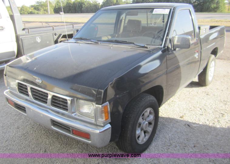 image for item B5527 1997 Nissan pickup truck