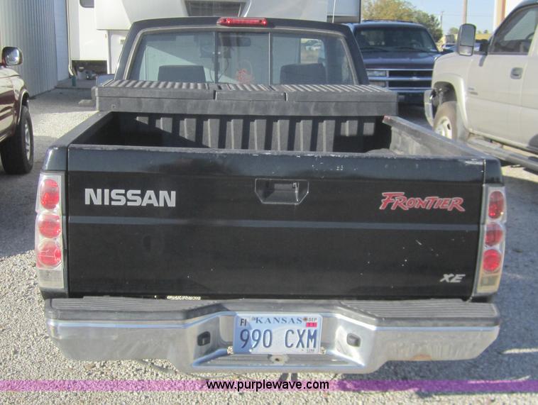image for item B5527 1997 Nissan pickup truck