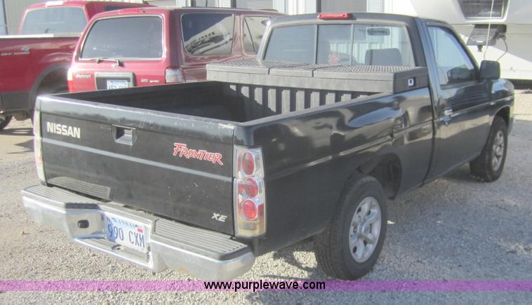 image for item B5527 1997 Nissan pickup truck