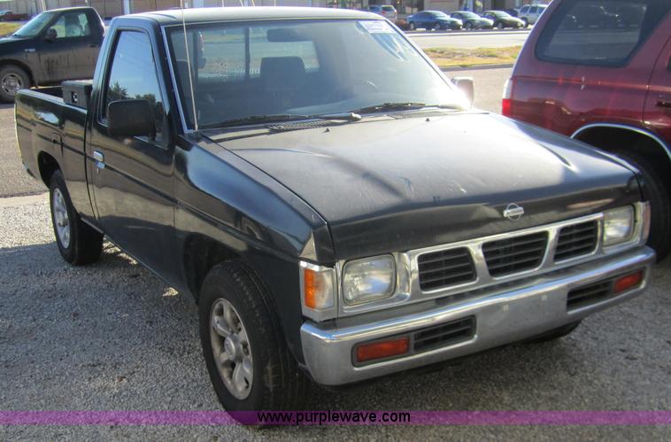image for item B5527 1997 Nissan pickup truck