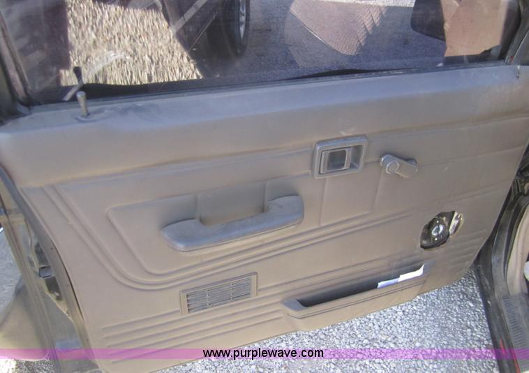 image for item B5527 1997 Nissan pickup truck