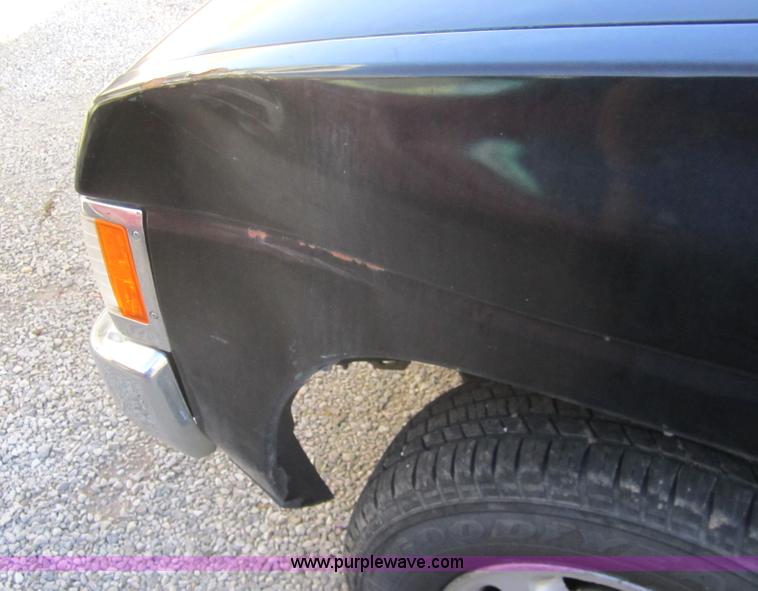 image for item B5527 1997 Nissan pickup truck