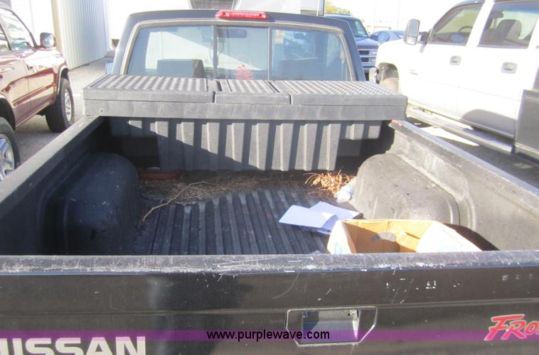 image for item B5527 1997 Nissan pickup truck