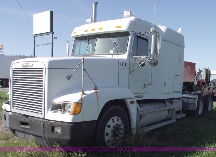 image for item C5618 2000 Freightliner FLD120 semi truck