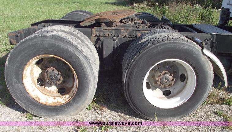 image for item C5618 2000 Freightliner FLD120 semi truck