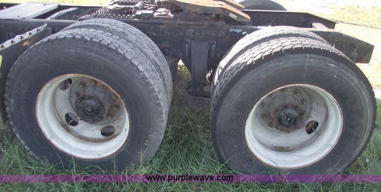 image for item C5618 2000 Freightliner FLD120 semi truck