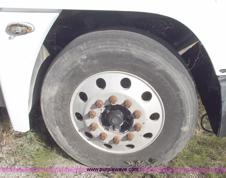 image for item C5618 2000 Freightliner FLD120 semi truck