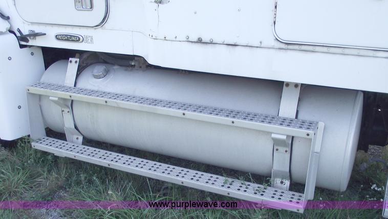 image for item C5618 2000 Freightliner FLD120 semi truck