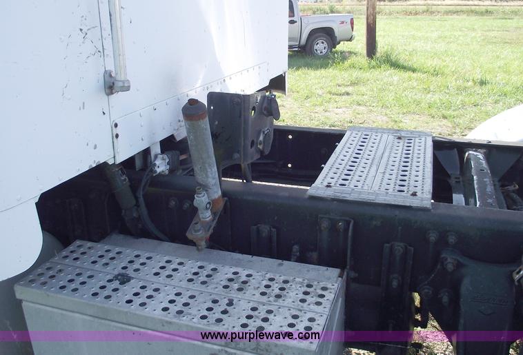 image for item C5618 2000 Freightliner FLD120 semi truck