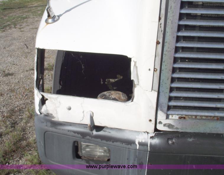 image for item C5618 2000 Freightliner FLD120 semi truck