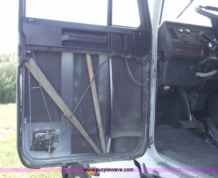 image for item C5618 2000 Freightliner FLD120 semi truck