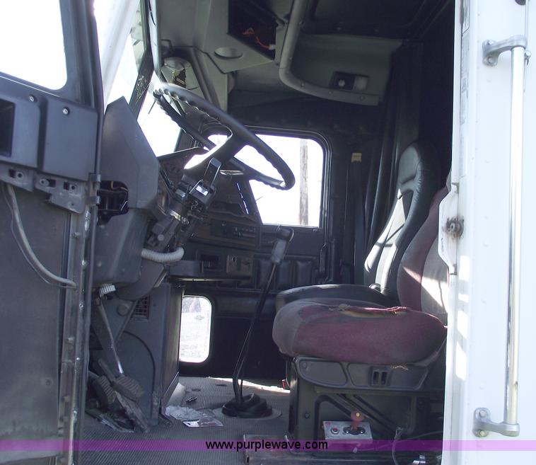 image for item C5618 2000 Freightliner FLD120 semi truck