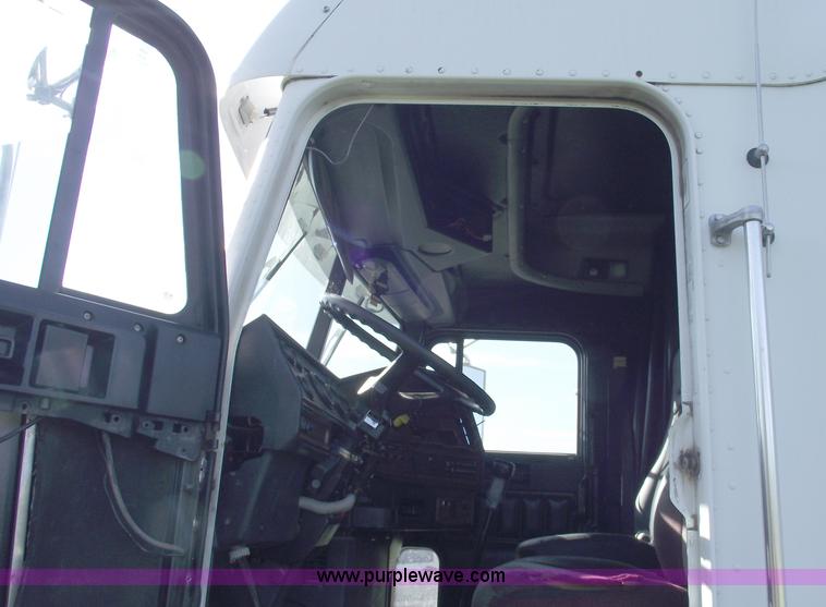 image for item C5618 2000 Freightliner FLD120 semi truck