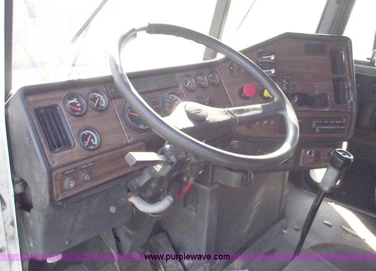 image for item C5618 2000 Freightliner FLD120 semi truck