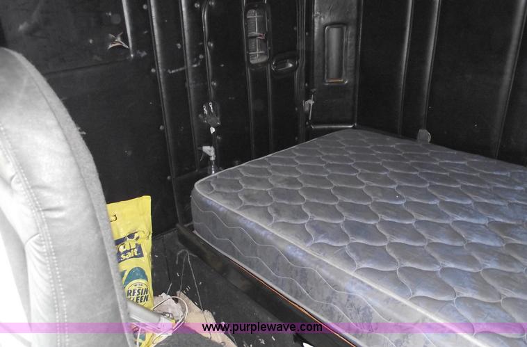 image for item C5618 2000 Freightliner FLD120 semi truck