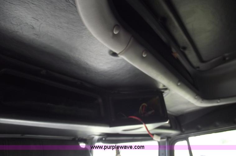 image for item C5618 2000 Freightliner FLD120 semi truck