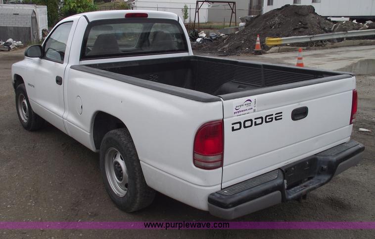 image for item C5664 2001 Dodge Dakota pickup truck