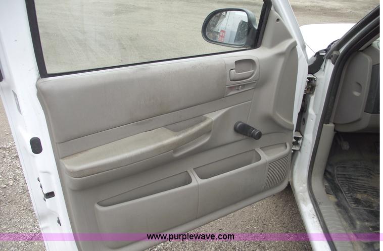 image for item C5664 2001 Dodge Dakota pickup truck