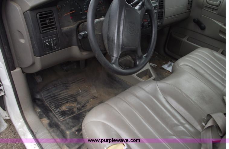 image for item C5664 2001 Dodge Dakota pickup truck