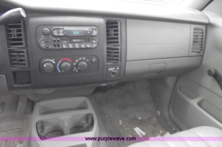 image for item C5664 2001 Dodge Dakota pickup truck