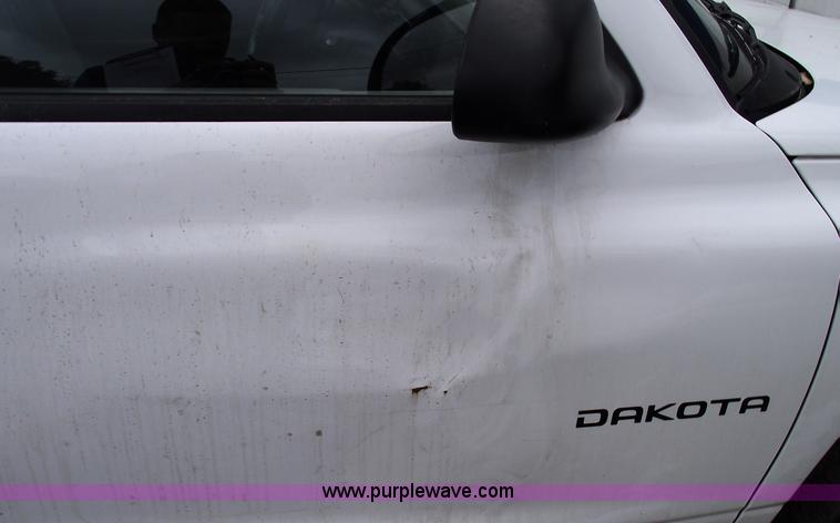 image for item C5664 2001 Dodge Dakota pickup truck