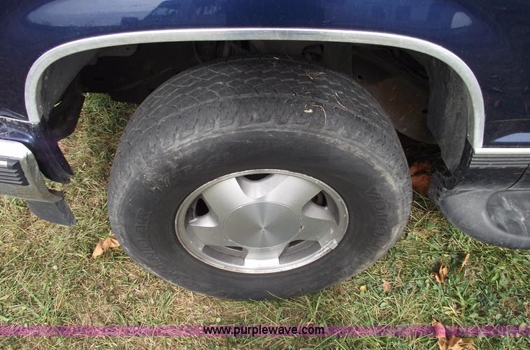 image for item C5676 1998 Chevrolet Suburban 1500 LT SUV