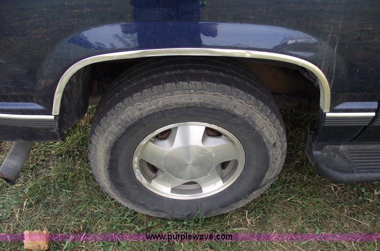 image for item C5676 1998 Chevrolet Suburban 1500 LT SUV