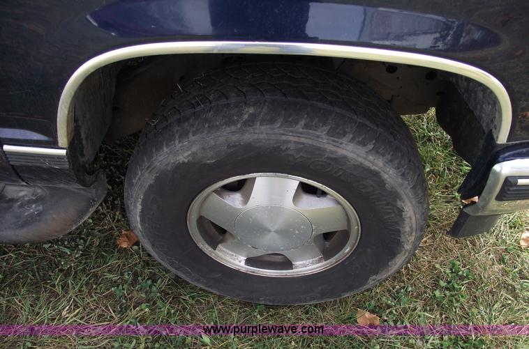 image for item C5676 1998 Chevrolet Suburban 1500 LT SUV