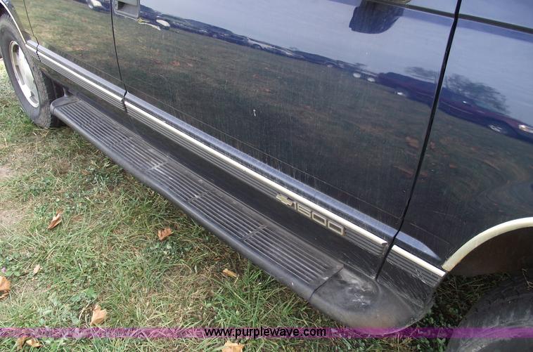 image for item C5676 1998 Chevrolet Suburban 1500 LT SUV