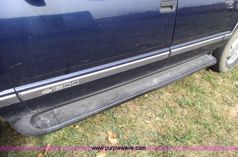 image for item C5676 1998 Chevrolet Suburban 1500 LT SUV