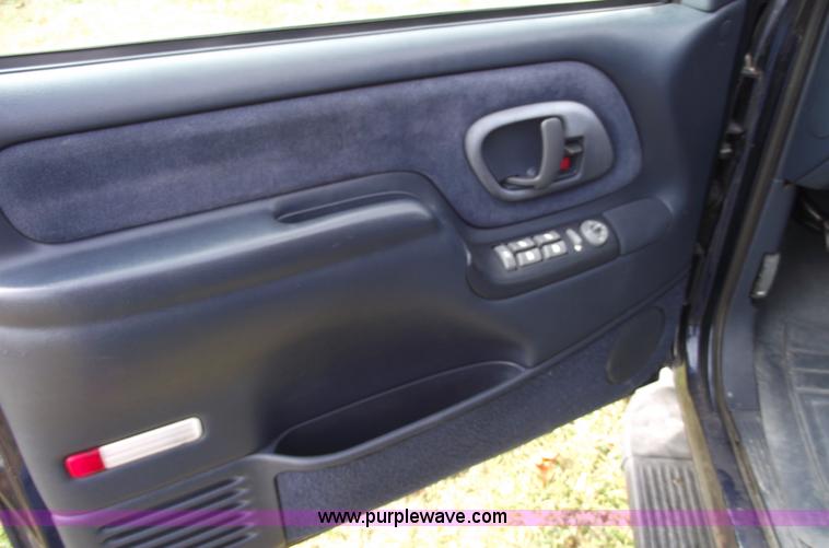 image for item C5676 1998 Chevrolet Suburban 1500 LT SUV